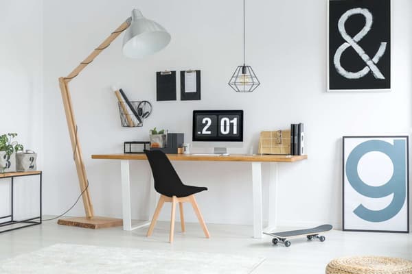Modern svart matstol – ekoläder, ben i bok