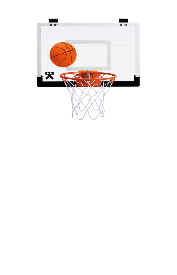Inomhusbasketbollset med boll och pump