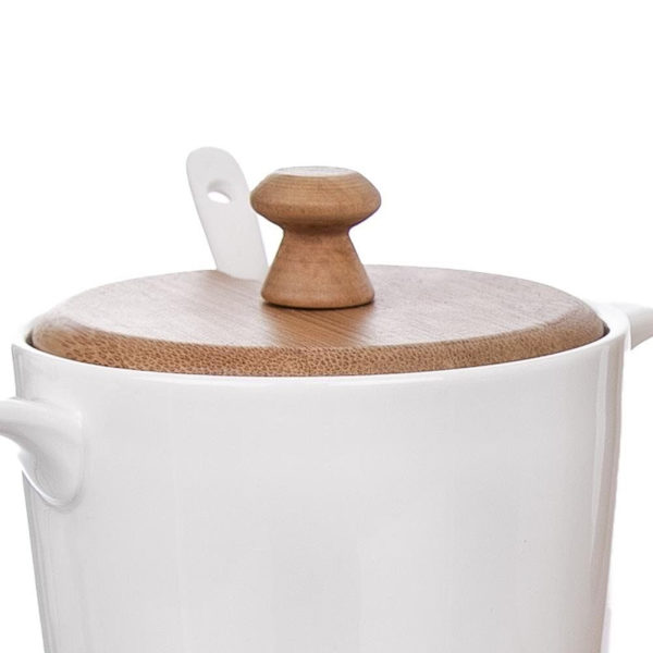 Elegant sukkerskål af porcelæn og flødekande på bambusbakke