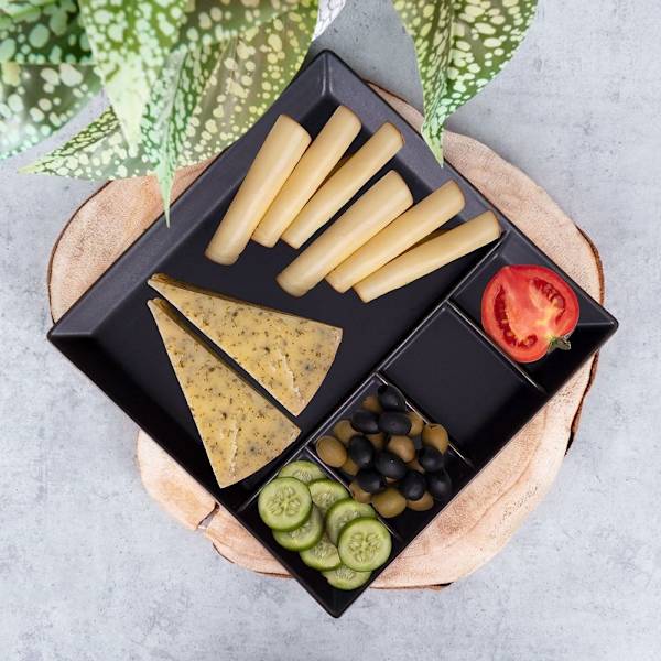 Firkantet sort porcelænsbakke med fem sektioner til snacks