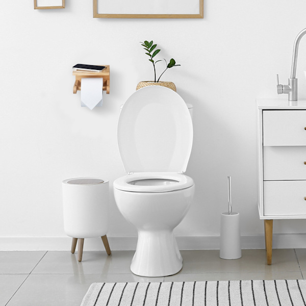 Bambuinen wc-paperiteline hyllyllä