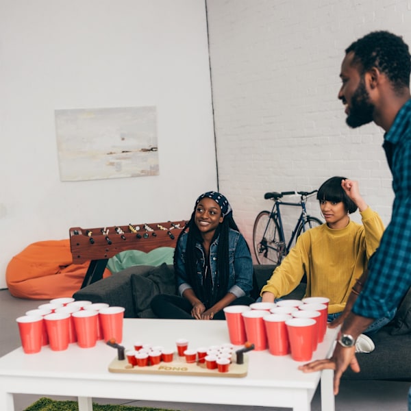 Mini Beer Pong med røde kopper