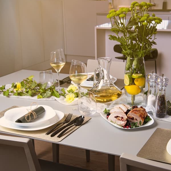 Rektangulär vit glasskål för servering av förrätter och desserter