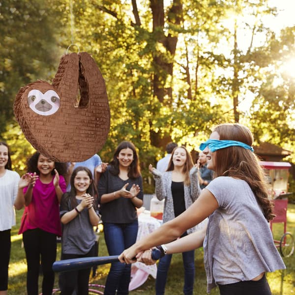 Pinata laiskiainen mailalla ja naamiolla