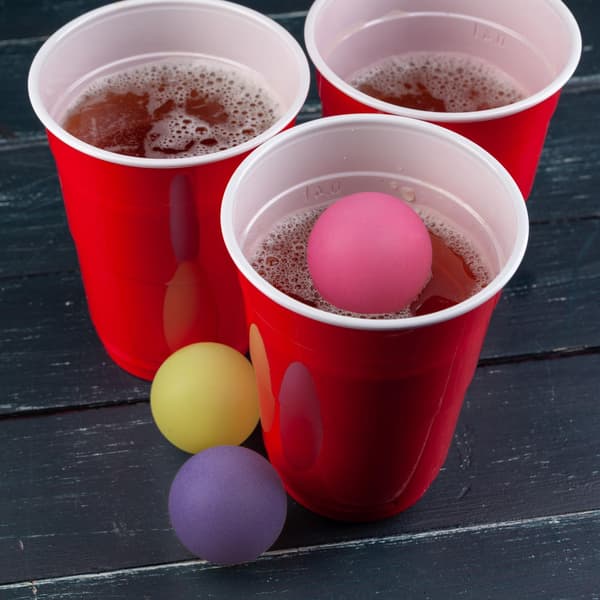 Färgglada Beer Pong-bollar i ett set om 100 st