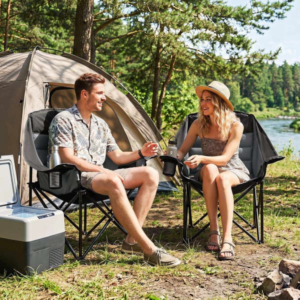 Robust svart campingstol med vadderad sits och mugghållare