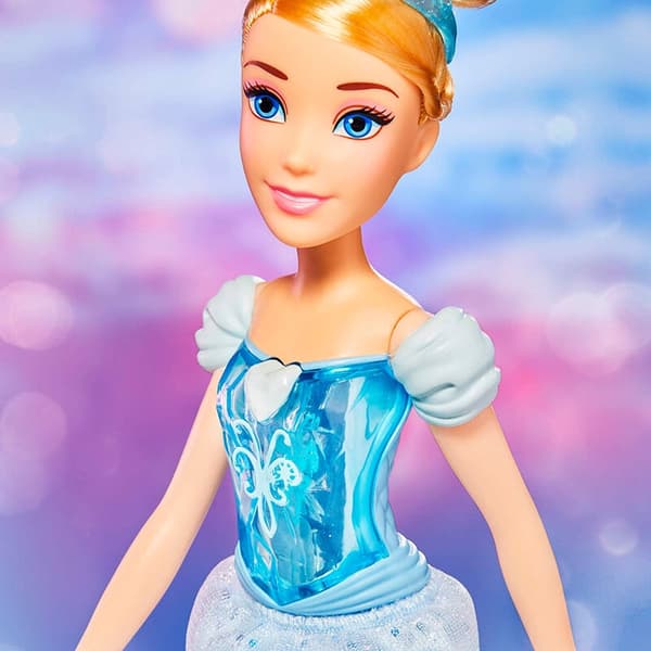 Cinderella-nukke Royal Shimmer -mekolla ja -tarvikkeilla