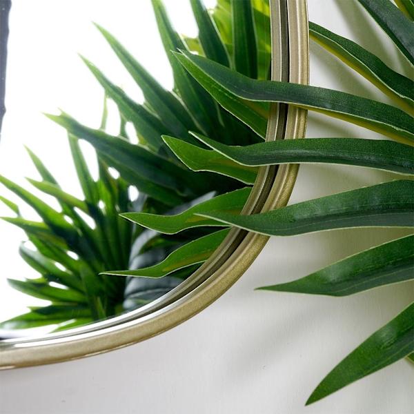 Soikea seinäpeili samppanjakultaisella kehyksellä - elegantti yksityiskohta