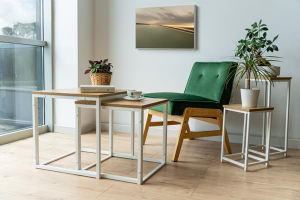 Sofabordsæt, hvidt stel, håndlavet bordplade i egetræ