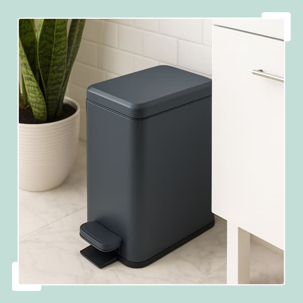 Slank pedalspand, 10 l – blød lukning, håndfri
