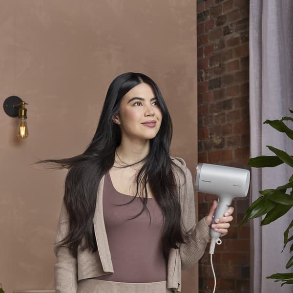 Panasonic Nanoe hårtørrer 1600W med hurtigtørrende dyse, foldbar, grå