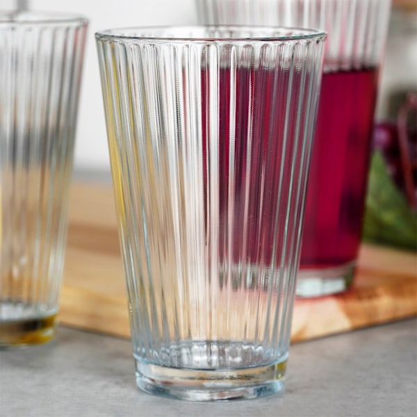 Kolme korkeaa lasia 270 ml - paksu, läpinäkyvä lasi