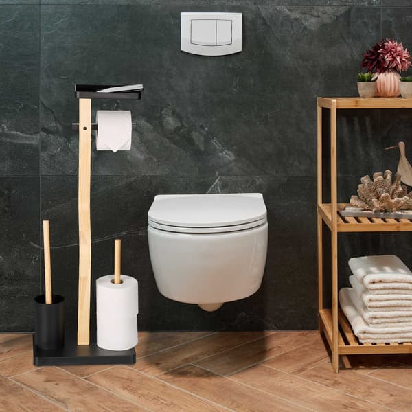 WC-paperiteline ja harjasetti hyllyllä