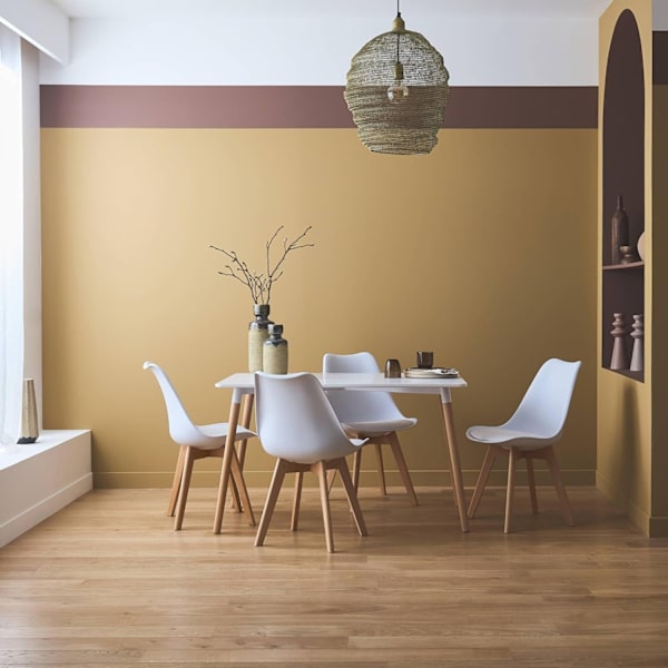 Set med 4 matsalsstolar i vardagsrummet med en dyna i ekologiskt läder ModernHome