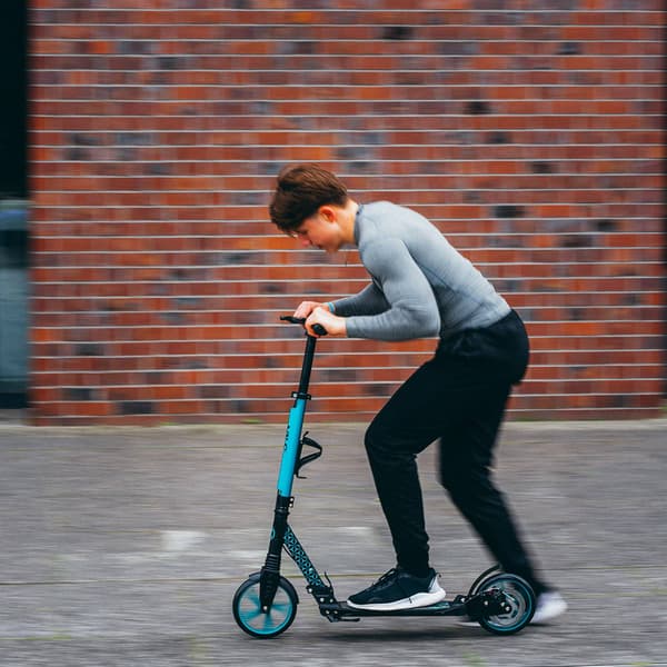 Turkis kick-scooter, justerbar højde, foldbart design