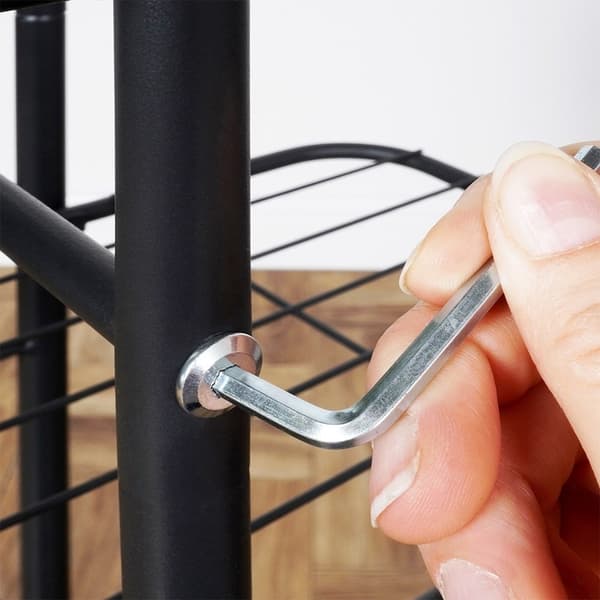 Sort metal blomsterstand med fire niveauer til indendørs brug