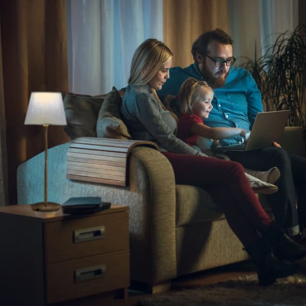 Fleksibel bordlampe med stofskærm