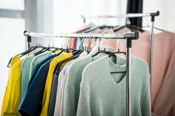 Rullende tøjstativ – justerbar højde, sort, mobil