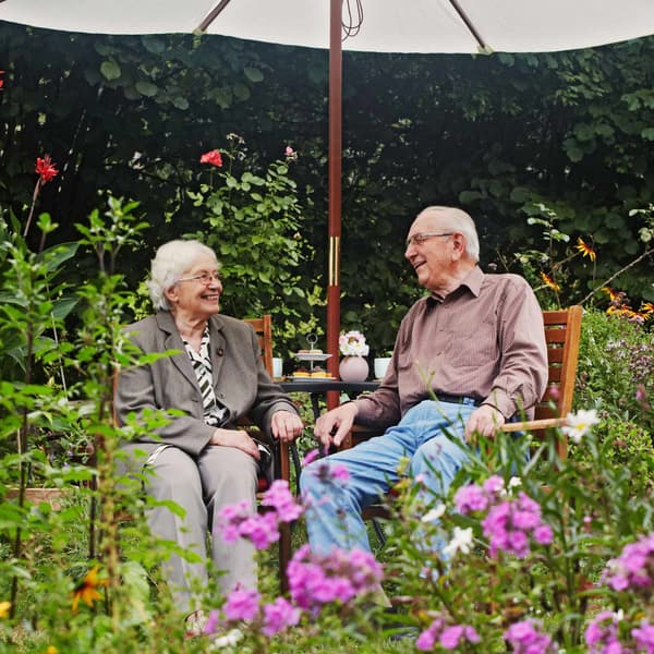 Havebord med hul til parasol