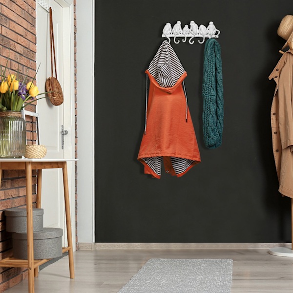 Valkoinen vaateripustin apina-design