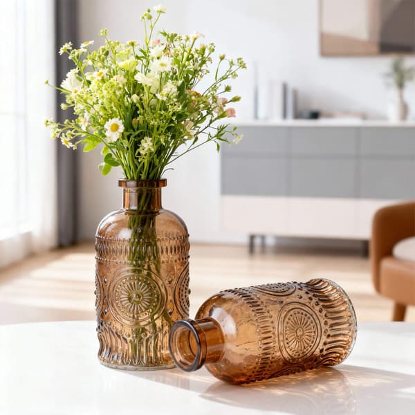 Set med 12 små glasvaser med präglad design