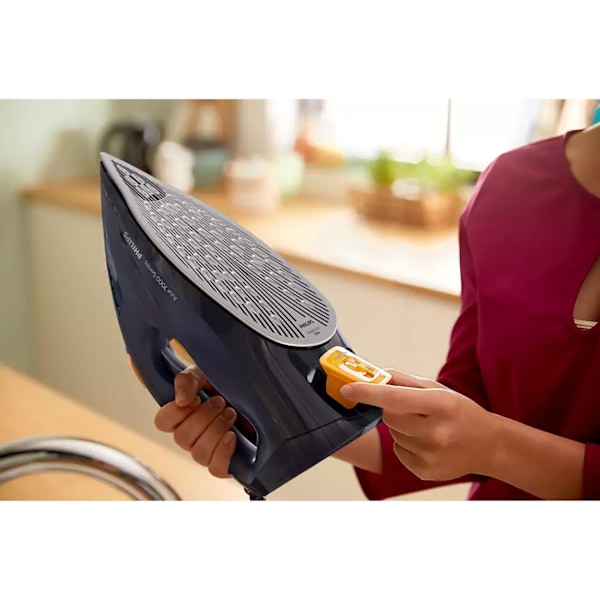 Steam Iron Blue/Yellow 7000 Series HV DST7060/21