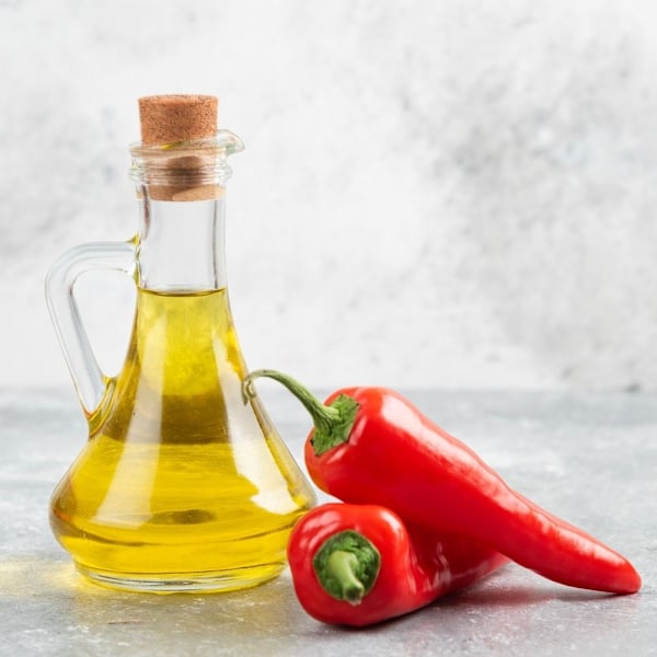 Oljeflaska för servering med vitlök, örter och chili