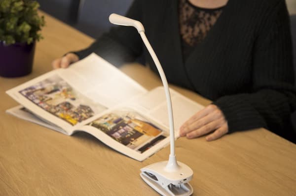 Genopladelig LED-skrivebordslampe med klemme, justerbart lys