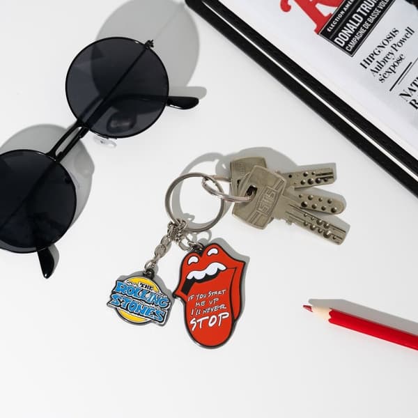 Rolling Stones nyckelring med klassisk logotypdesign