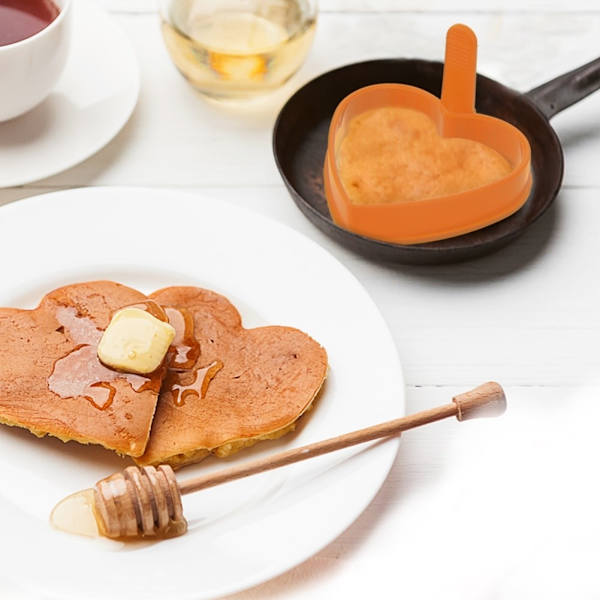 Sydämenmuotoinen silikonimuotti paistetuille kananmunille tai pannukakkuille
