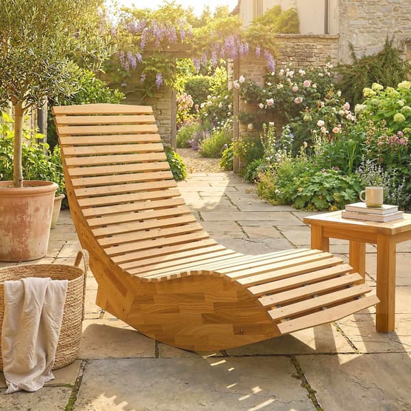 Sammenklappelig liggestol i akacietræ, ergonomisk S-formet design