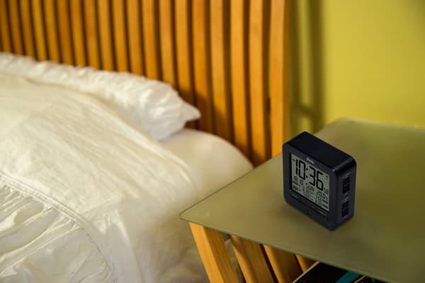 Digitalt vækkeur med termometer og snooze-funktion