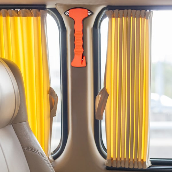 Auto hätävasaralla ja turvavyöleikkurilla