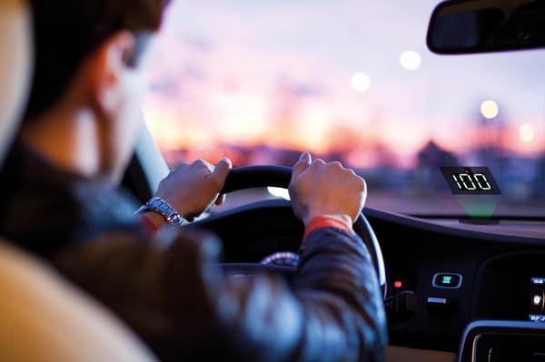 Auton HUD-näyttö GPS-nopeusprojektiolla