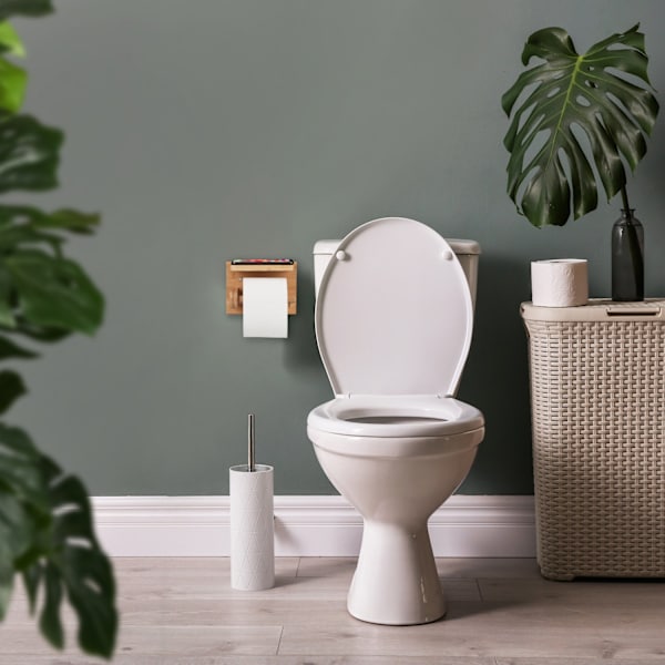 Bambuinen wc-paperiteline hyllyllä