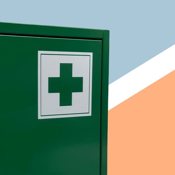 Låsbart medicinskåp, 3 hyllor, väggmonterbart