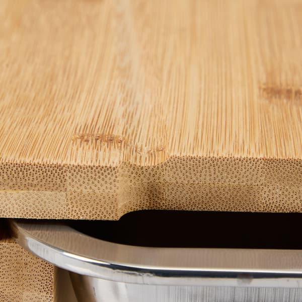 Bambu skärbräda med saftspår och brickor