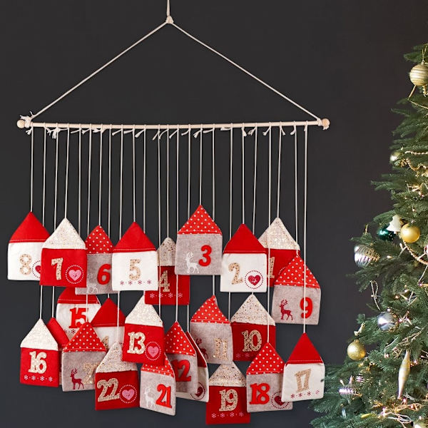 Adventskalender med 24 huse på en træpind