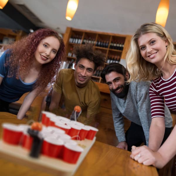 Mini Beer Pong med röda koppar