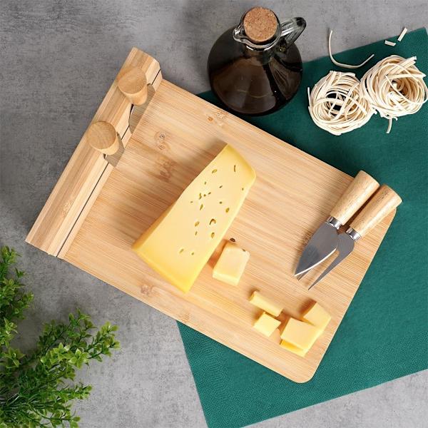 Bambuskärbräda med knivset och magnetisk list för ostar