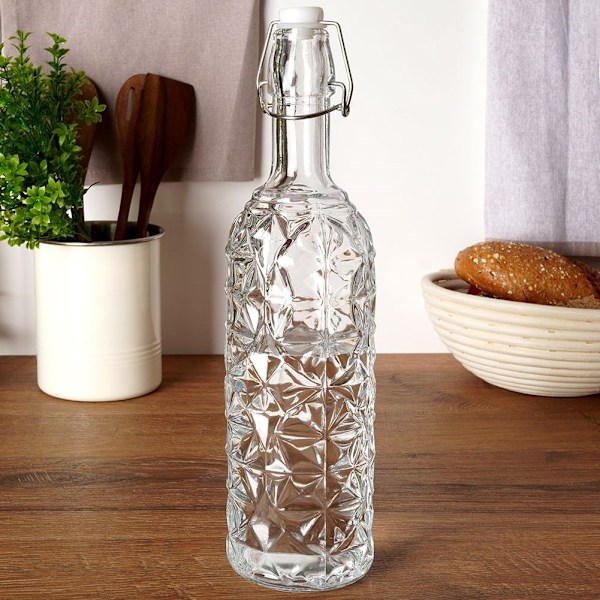 Vacker glasflaska med kork och klämma för drycker