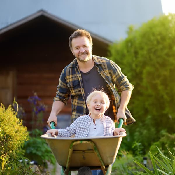 Sininen kottikärrypyörä akselilla