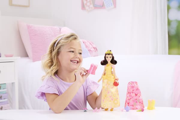 Belle-dockset med gul balklänning och rosa te-outfit