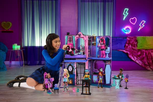 Monster High dockhotell med 5 lekplatser och möbler