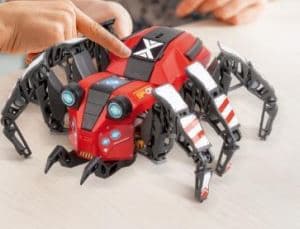 Interaktiivinen hämähäkkirobottisarja moottoroidulla liikkeellä