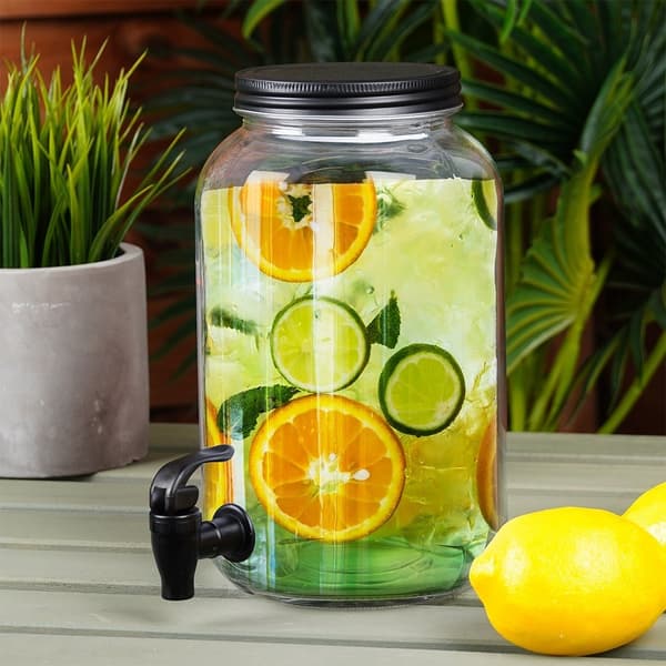 Drikkevarebeholder med hane til sommer limonade og bål