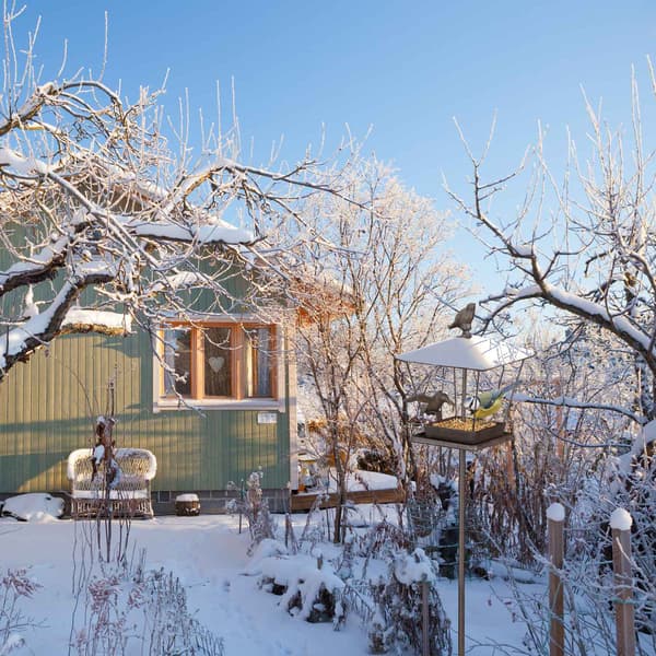 Fuglefoder med jordspyd, støbejern, åbent design