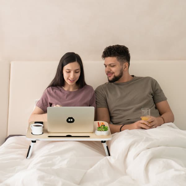 Skødeskrivebord med træeffekt, foldbar sengebakke med holdere
