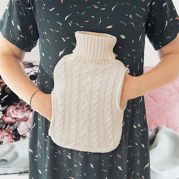 Lämmityspullo, jossa mukava neulottu beige kansi
