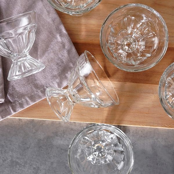 Seks små dessertskåle i glas, perfekt til snacks og desserter